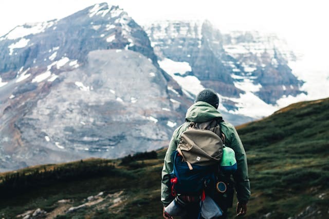 What can long-term outdoor hiking bring to the body?